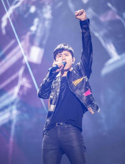 此时的谢娜早已在湖南处于"一姐"的位置,年纪比张杰还要大一岁,不少人