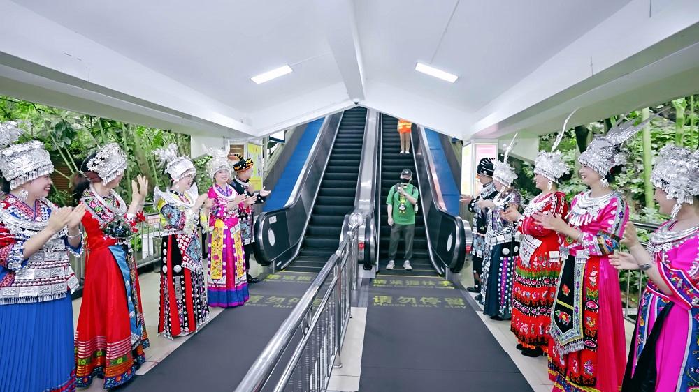 贵州必去旅游景点_黄果树瀑布_游泳_翡翠