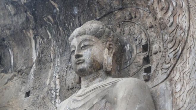 龙门石窟被评为“中国石刻艺术的最高峰”，位居我国各大石窟之首