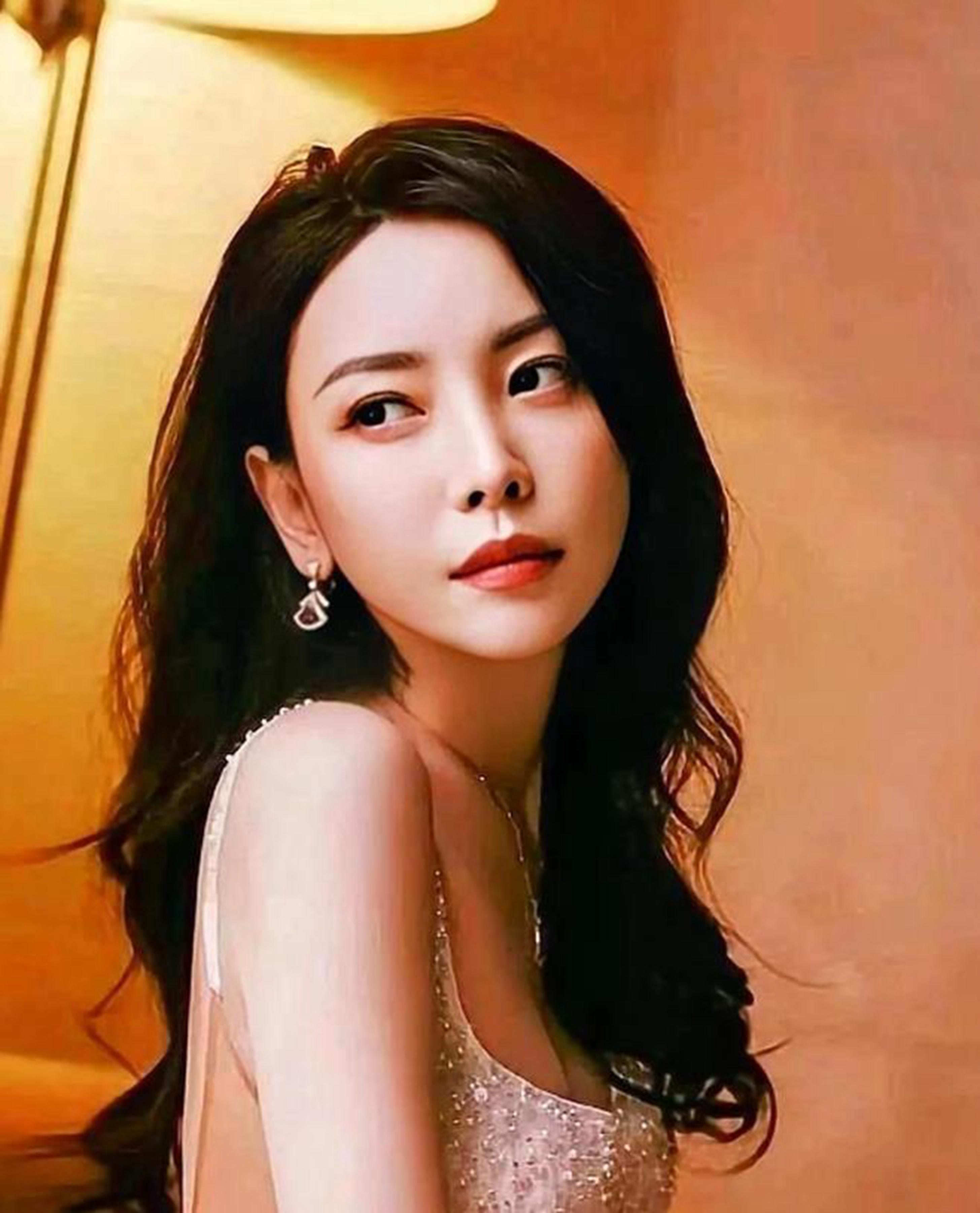 于文文白色珍珠低身材吊带长裙出席活动,身材时尚时尚,相貌迷人_照片