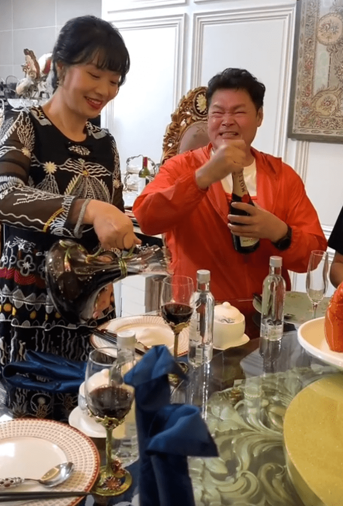 62岁周文健定居内地,现身豪宅吃大餐,与小18岁妻无子女仍恩爱_cici