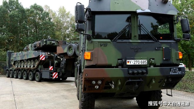 mammut 将一辆 panzerhaubitze 2000 运送到行动地点在福森阿尔高军营