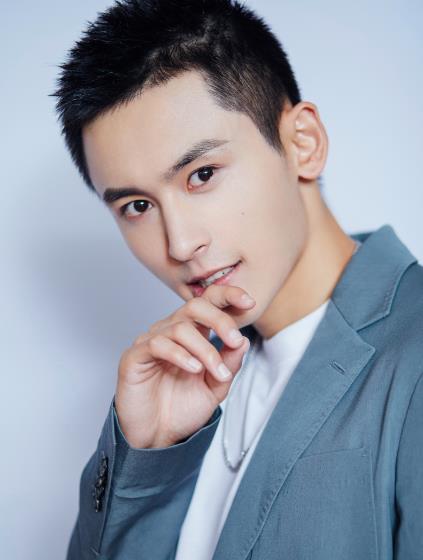 龚俊:哇,我变身后好漂亮,千玺:我也好漂亮,王源:我好羞涩_吴亦凡_易烊