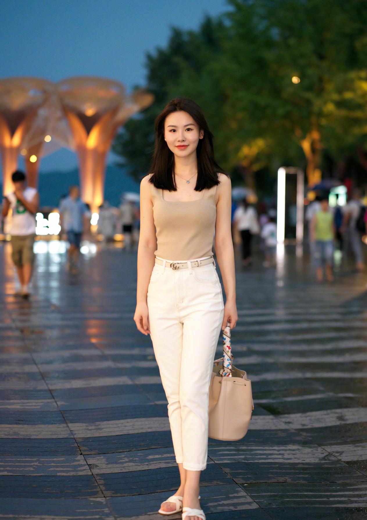 还是杭州美女最会穿,素人街拍时髦又气质,不浮夸不强凹造型_吊带_显得