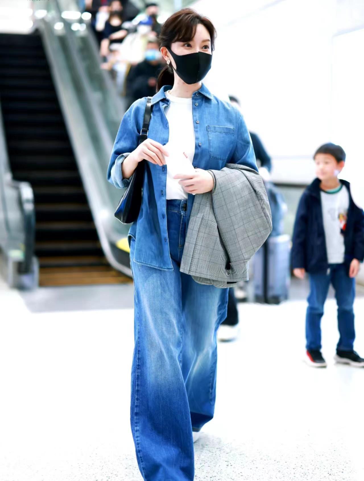 陈数现身机场牛仔衬衫搭配牛仔阔腿裤简约大方又显气质