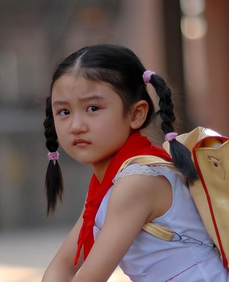 6岁被成龙抱着上春晚,却因长相被骂退圈出国,如今逆袭成大漂亮_陆子艺