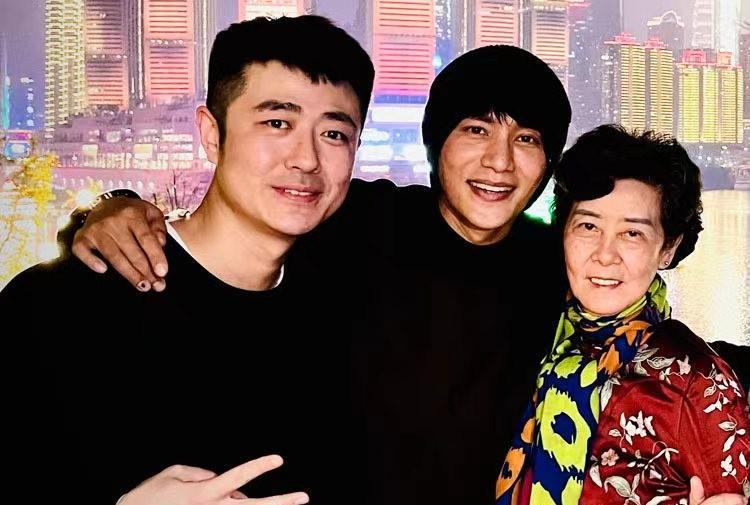 陈坤一家的领口都不一样,也彰显着不同的品味.