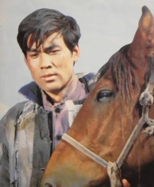 几年后,他凭借《牧马人》中的老许爆红.