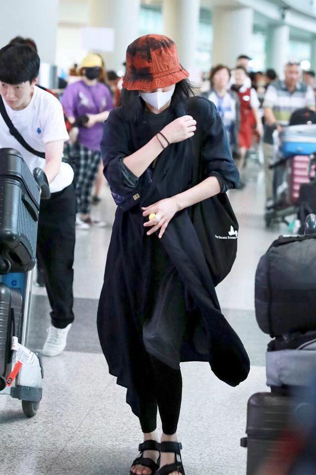 周迅穿出了70后女性想要的简约高级感,一身黑配渔夫帽,照穿也美_衬衫