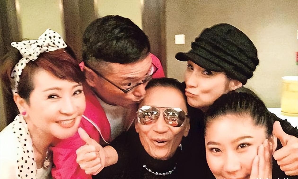 委身老男人谢贤12年,用青春换走2000万的coco,现在过得怎么样了_coco