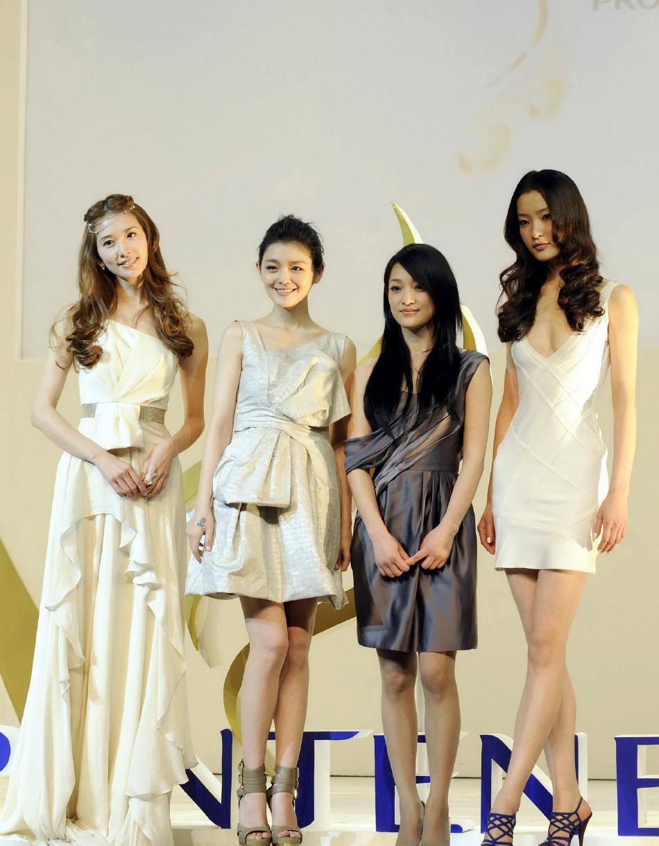 周迅大s陈志玲杜鹃早年合影曝光,周迅个头吃亏陈志玲赢得太明显_身材