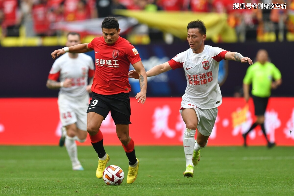 开局前6轮成都蓉城队发挥出色取得3胜3平的不败战绩,而长春亚泰队最近