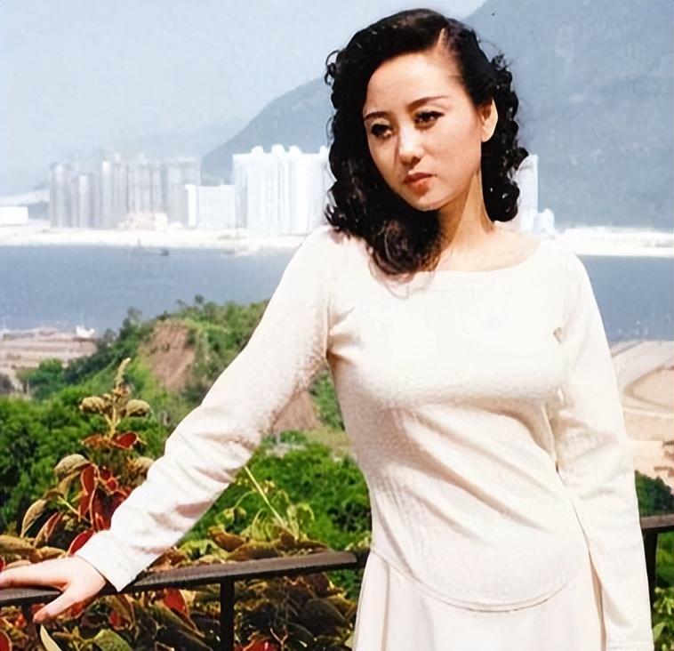 61岁利智罕现身,曾被誉为港圈第一女子,如今头发稀疏双颊下垂_香港