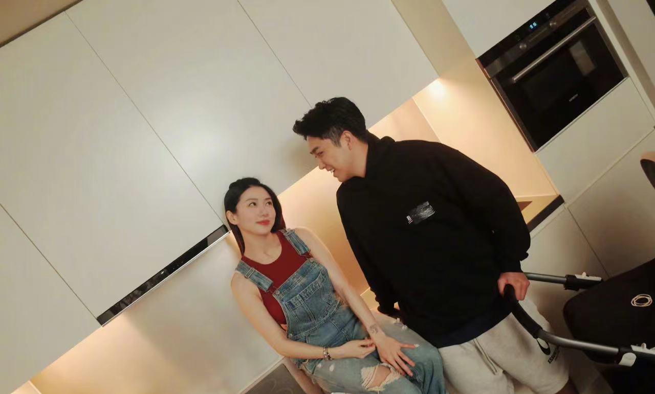 前郑恺夫妇秀恩爱,官宣生女!