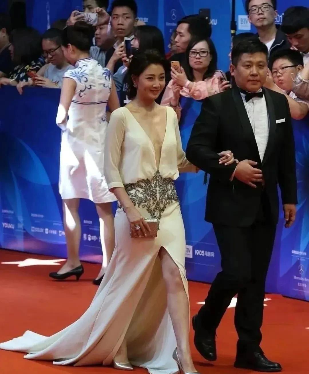 43岁殷桃真是太敢穿了!