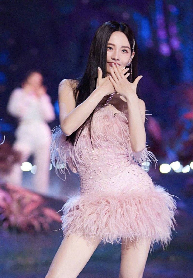 从照片中可以看出,张嘉倪身姿优美,充满活力,在台上跳舞时的表情自信