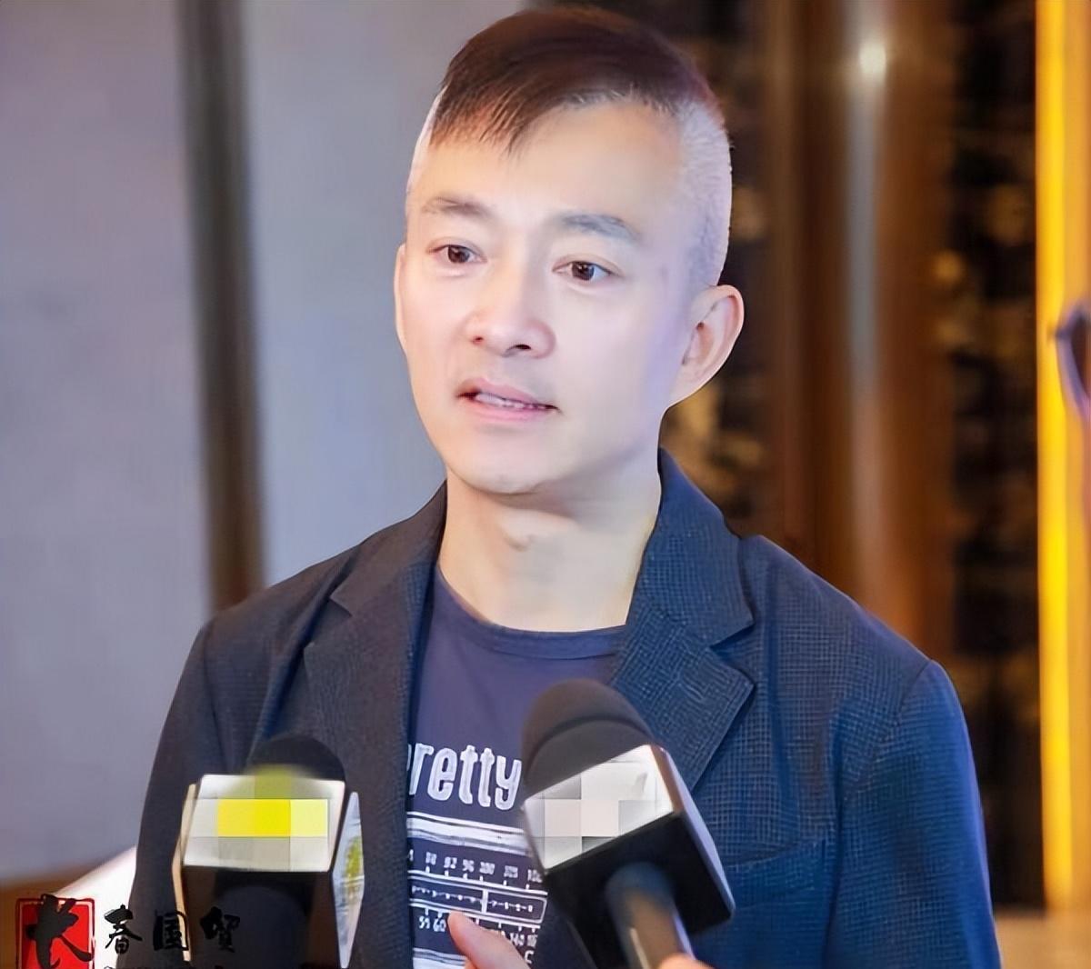 51岁前电视主持人亚宁近照,多年之后,满头白发还是那么的帅_主理_本人