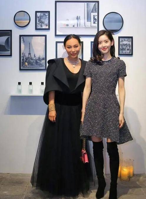 百亿富婆章泽天合影镶边,c位万宝宝被称中国第一名媛,家世惊人_生活