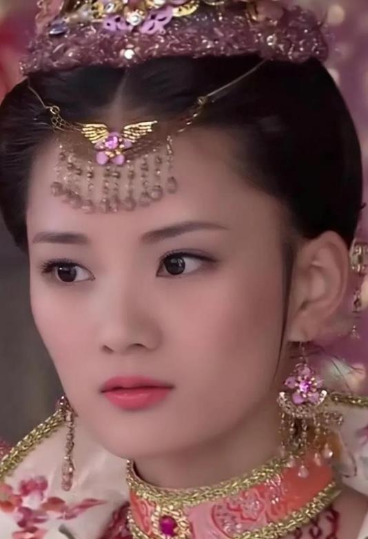 角色,大概是那个手上戴着两个球球,被正,反两派宠爱的兔子精——白雪