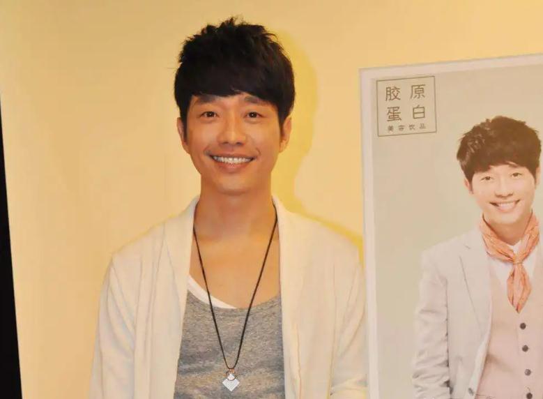 爱你翻红,十六年前的白月光何群重回公众视野,张栋梁现在还好吗_因为