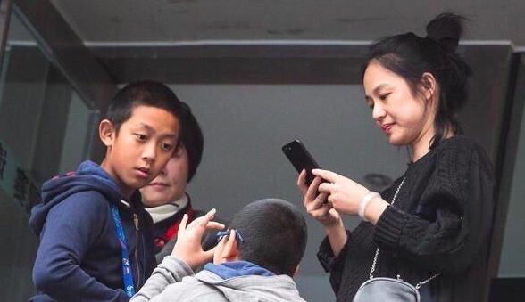 姜文儿子绝对亲生的,姜太郎不仅五官酷似父亲,连招风耳都是同款_孩子