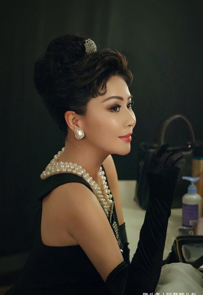 55岁刘嘉玲扮奥黛丽赫本,鸽子蛋项链抢镜!