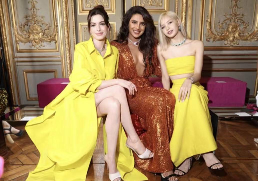 韩星lisa与好莱坞巨星穿同色系服装,露细腰腹肌迎战安海瑟薇美腿