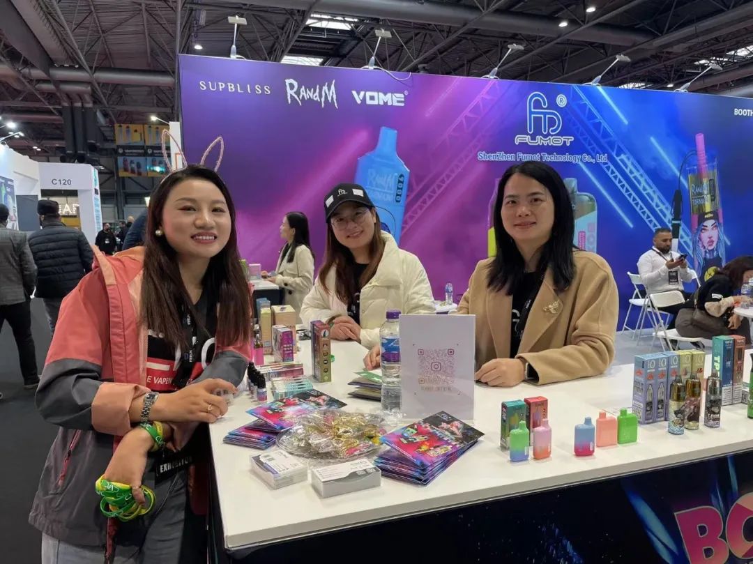 (走访展会各展台中国品牌商)(留影)现场,各式电子烟,各种创新玩法和
