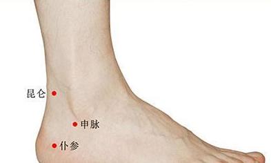 另一個穴位就是申脈穴了,它是足太陽膀胱經的穴位,通於陽蹺脈,在足