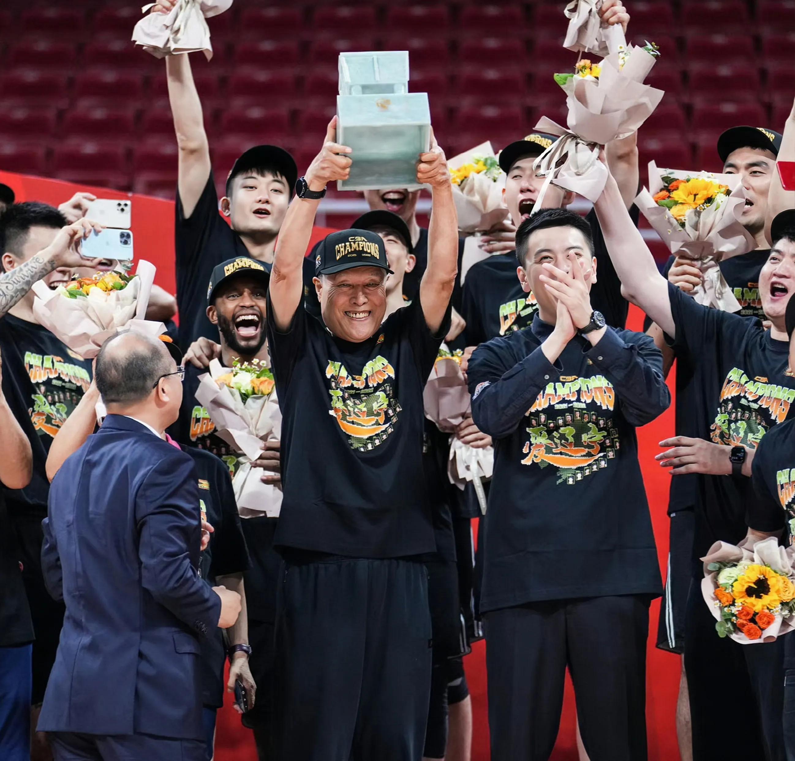 将第三次捧起总冠军奖杯,追平北京队的冠军次数,成为cba历史上第四支