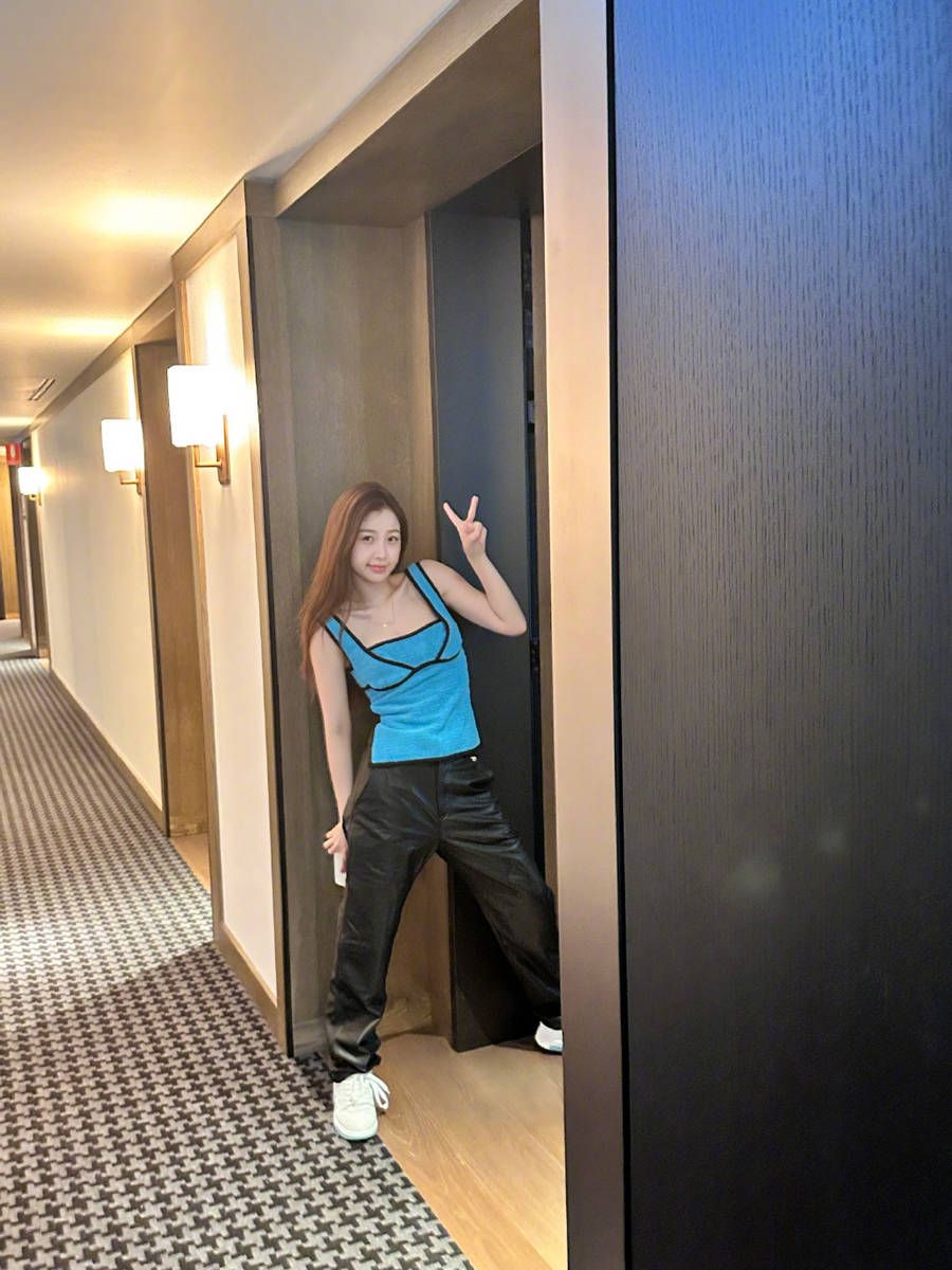 虞书欣悉尼街头秀海蓝色背心,美背蛮腰惊艳全场!_拍照片_魅力_表情