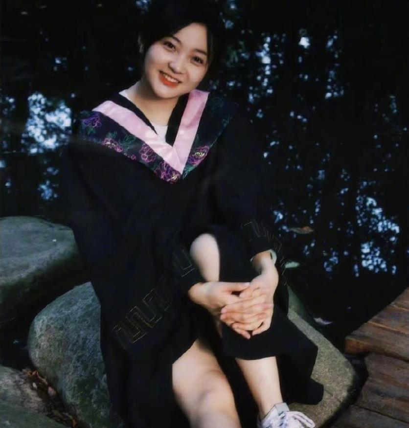 22岁林妙可大学毕业!
