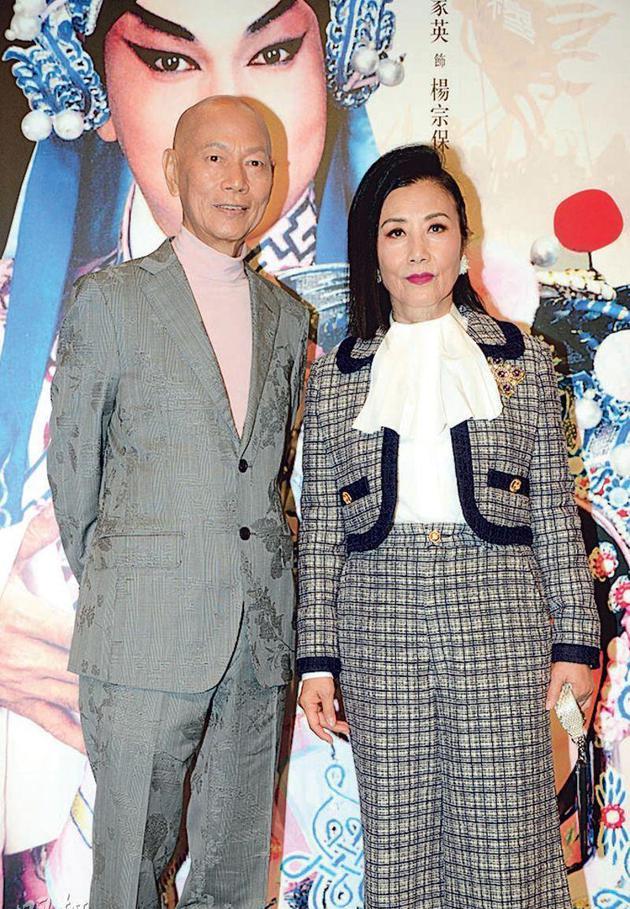 汪明荃携76岁老公旅游,一个沧桑老头,一个戴少女发箍嫩成小女生_丈夫