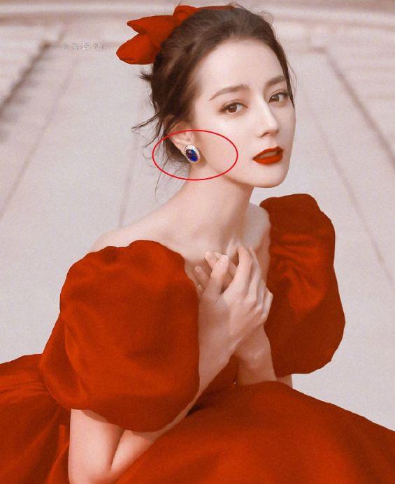 迪丽热巴晒美照,耳朵上的蓝宝石成亮点,是大咖级明星搭配的标配_耳环