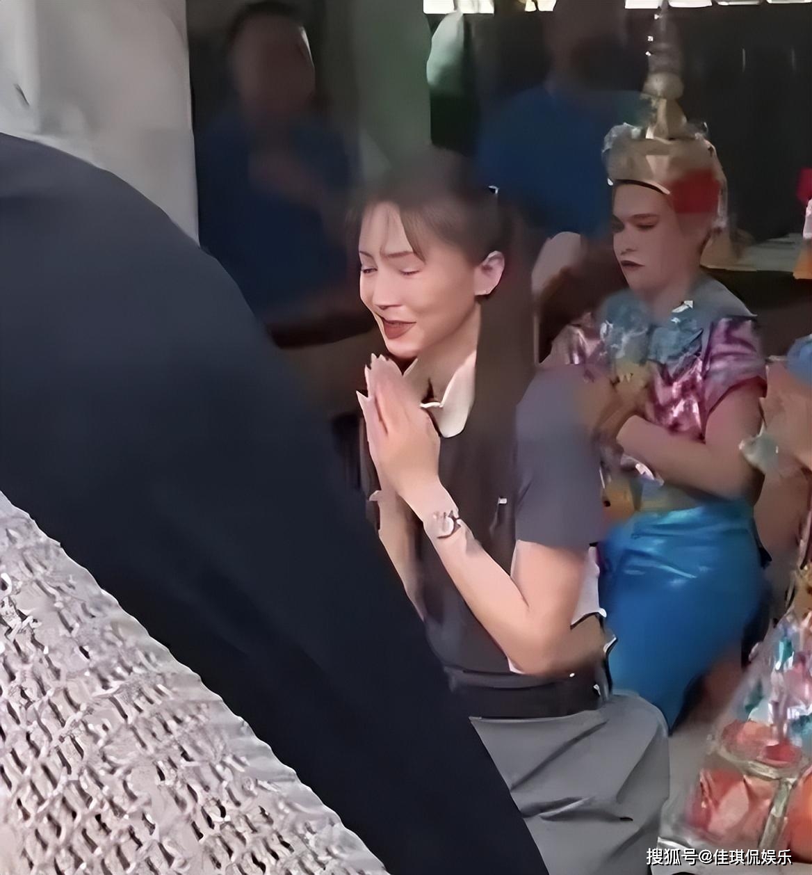 有人骂她着装不得体有人说她态度不好既然拜佛就要诚心诚意