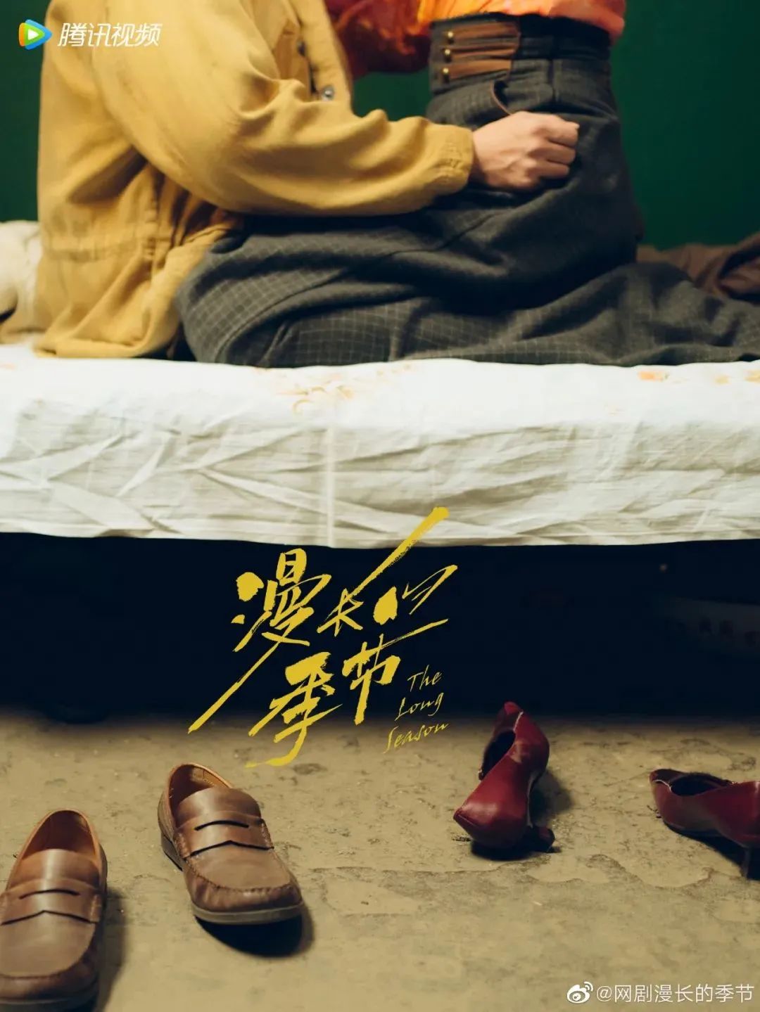 以及像这种上下分割的版式设计,上半部分是两位主角在看电影的场景,下