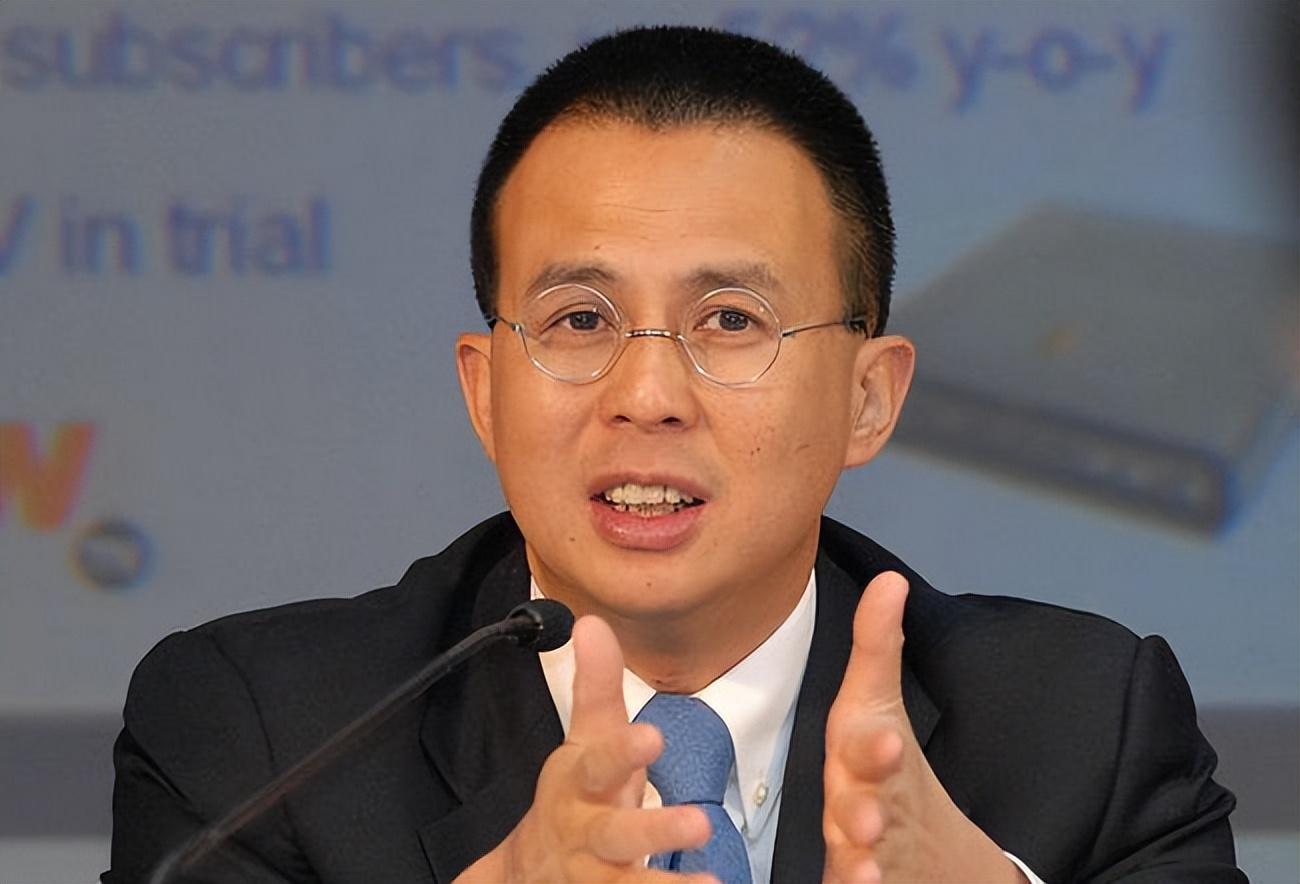 穿10万西服被嘲像观奇洋服,身旁白发女抢镜_网友_李嘉诚_什么