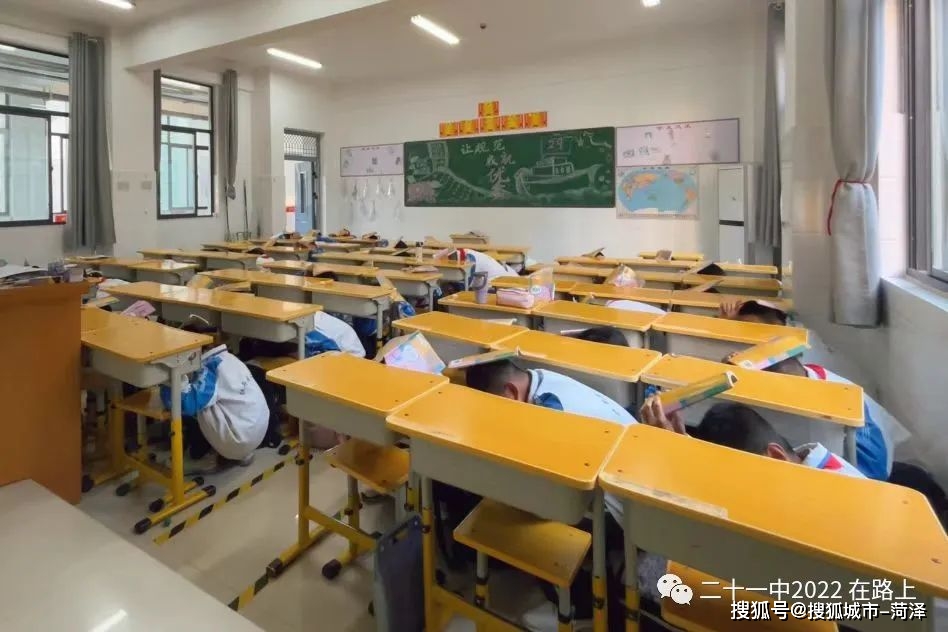 菏泽市牡丹区二十一中教育集团中华路校区防震减灾应急疏散演练