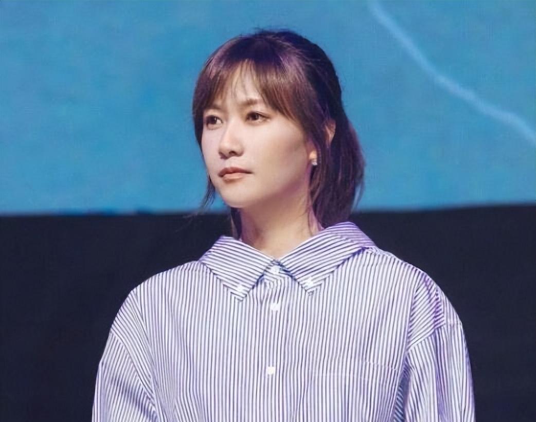 "才女"徐静蕾人设崩塌,48岁仍未婚,历任男友都是名人才子_父亲_人身