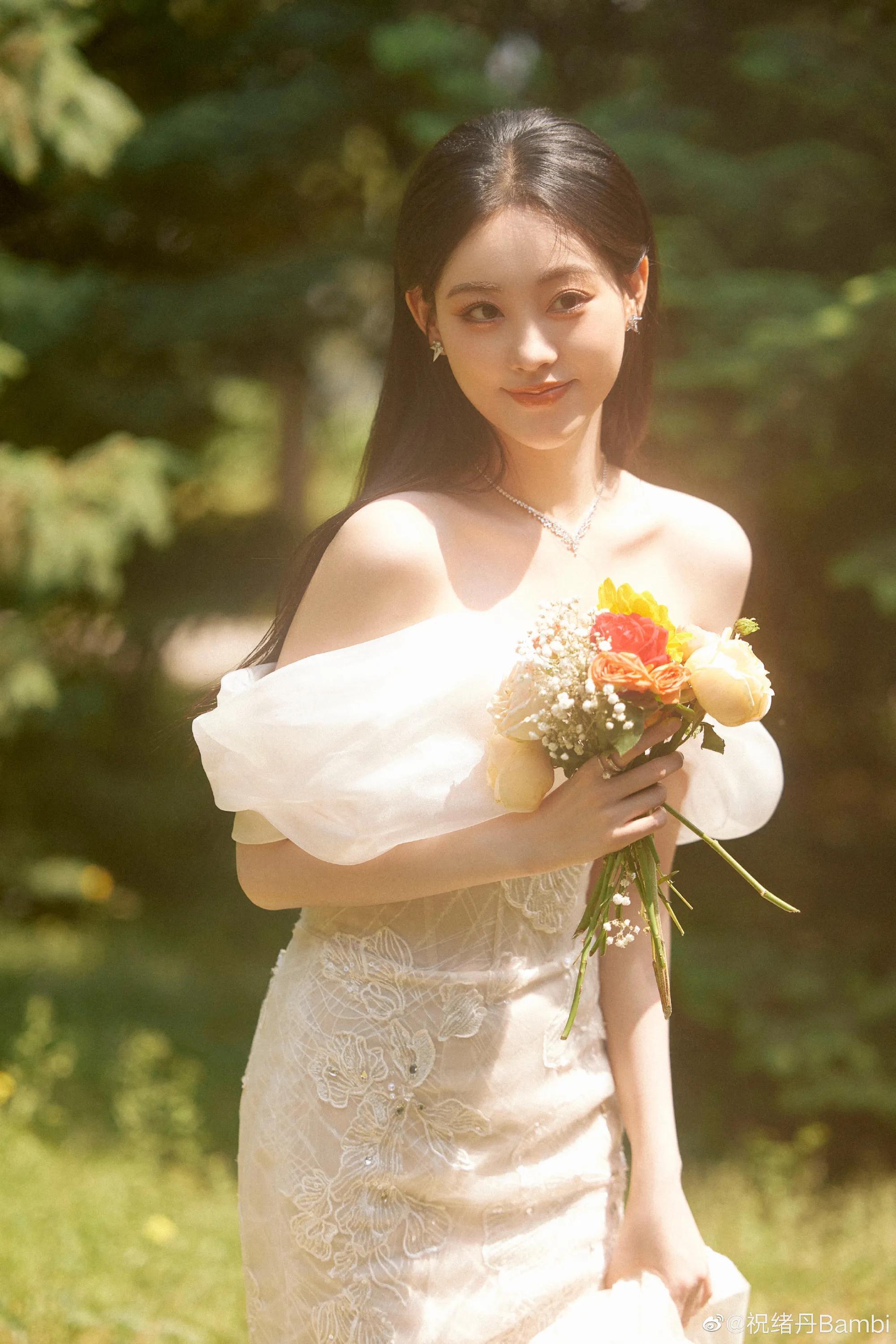 祝绪丹户外捧花写真 朦胧唯美 清新灵动氛围感满满_杨幂_热巴_鲜花