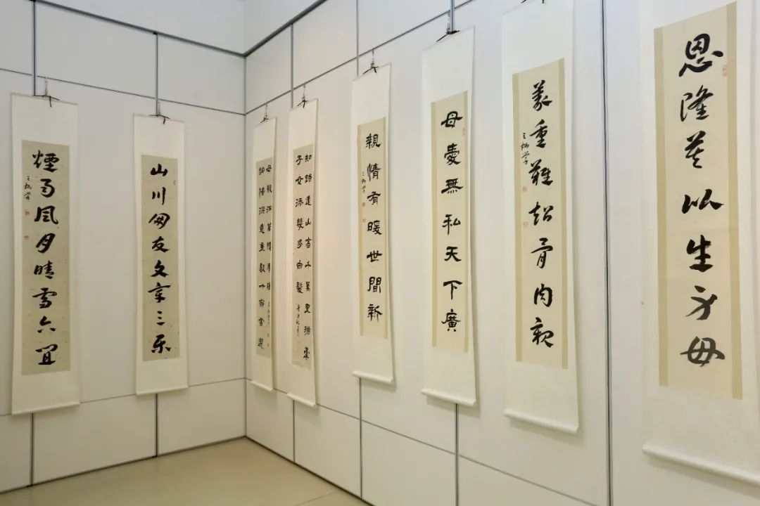 李松涛在展览现场交流书法王炳学与老同学在展