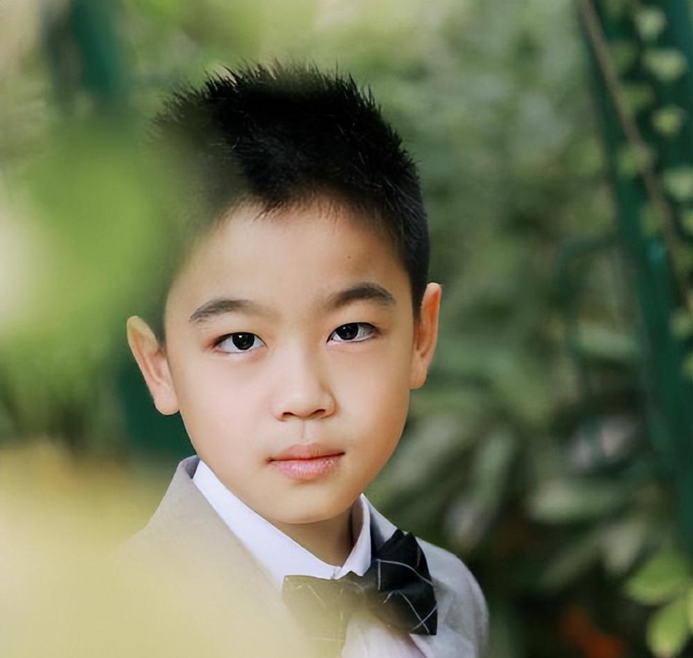 韩昊霖在一众老戏骨演员中出现了一个13岁的孩子真的不禁让人感叹长江