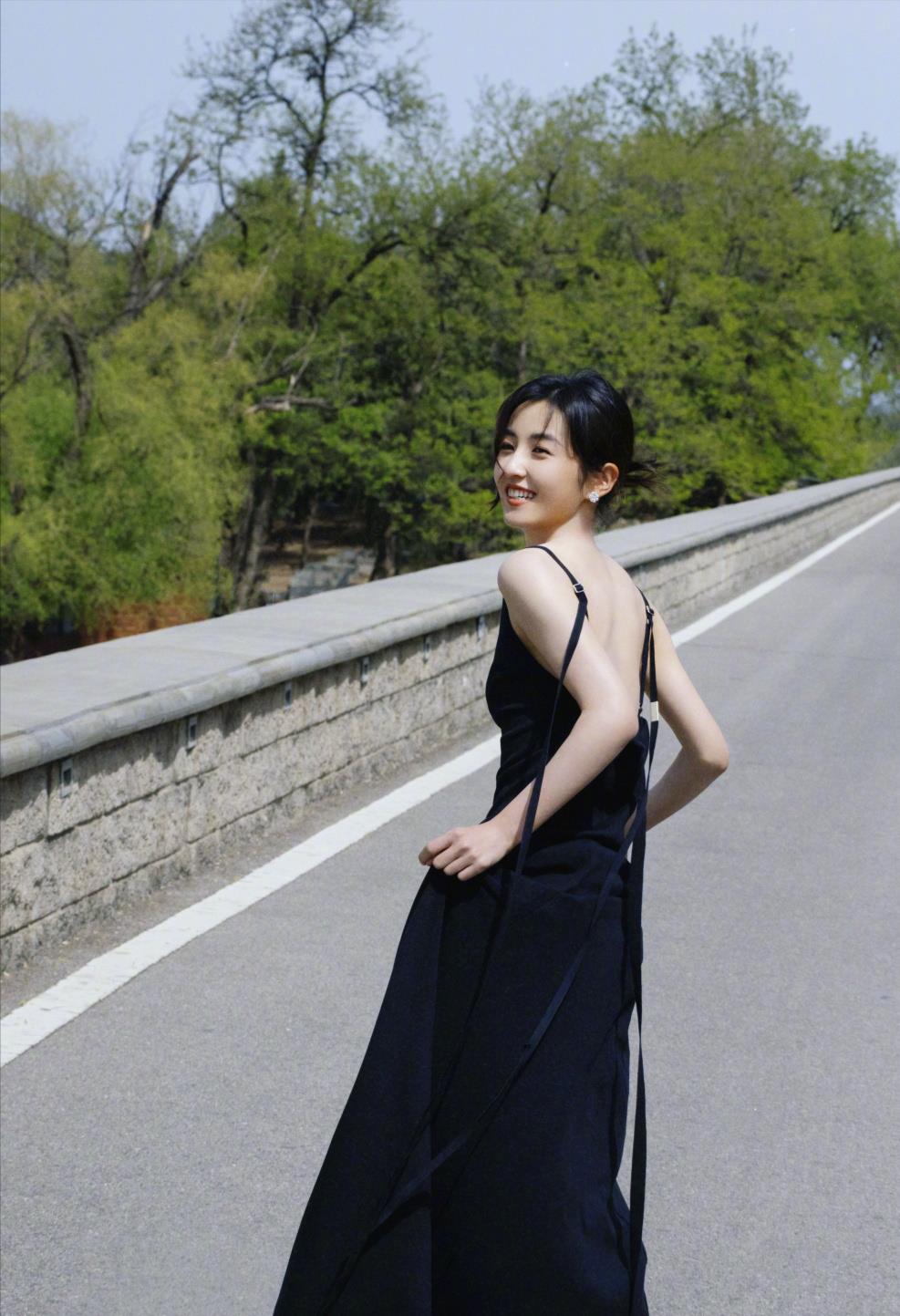 张子枫北京国际电影节红毯造型尽显独特时尚品味_清新_风格_个性化