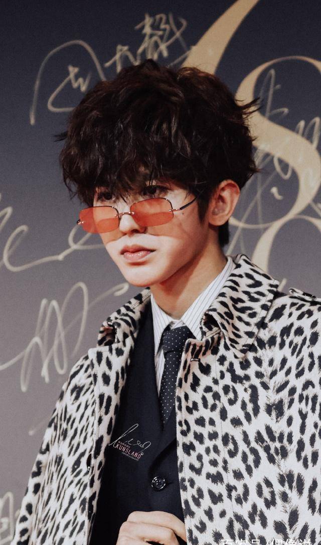 蔡徐坤从台北飞回深圳,粉丝从最新机场图中发现坤坤最近有变化_ikun