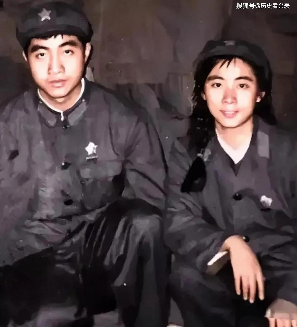 林豆豆与林立果姐弟俩,在70年代拍摄的珍贵合影,俩人长得真好看_父母