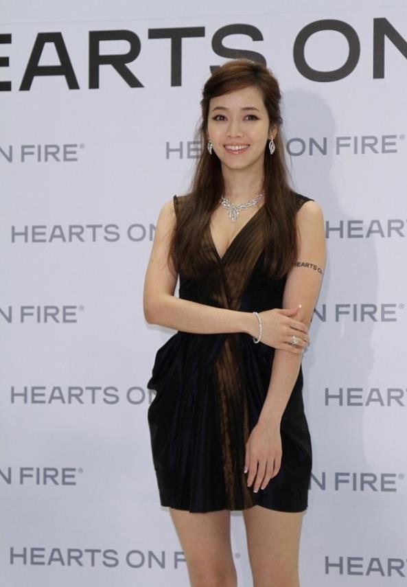 穿花蕾裙开启事业线,身材满满都是比昆凌优越_侯佩岑_裙子_的设计