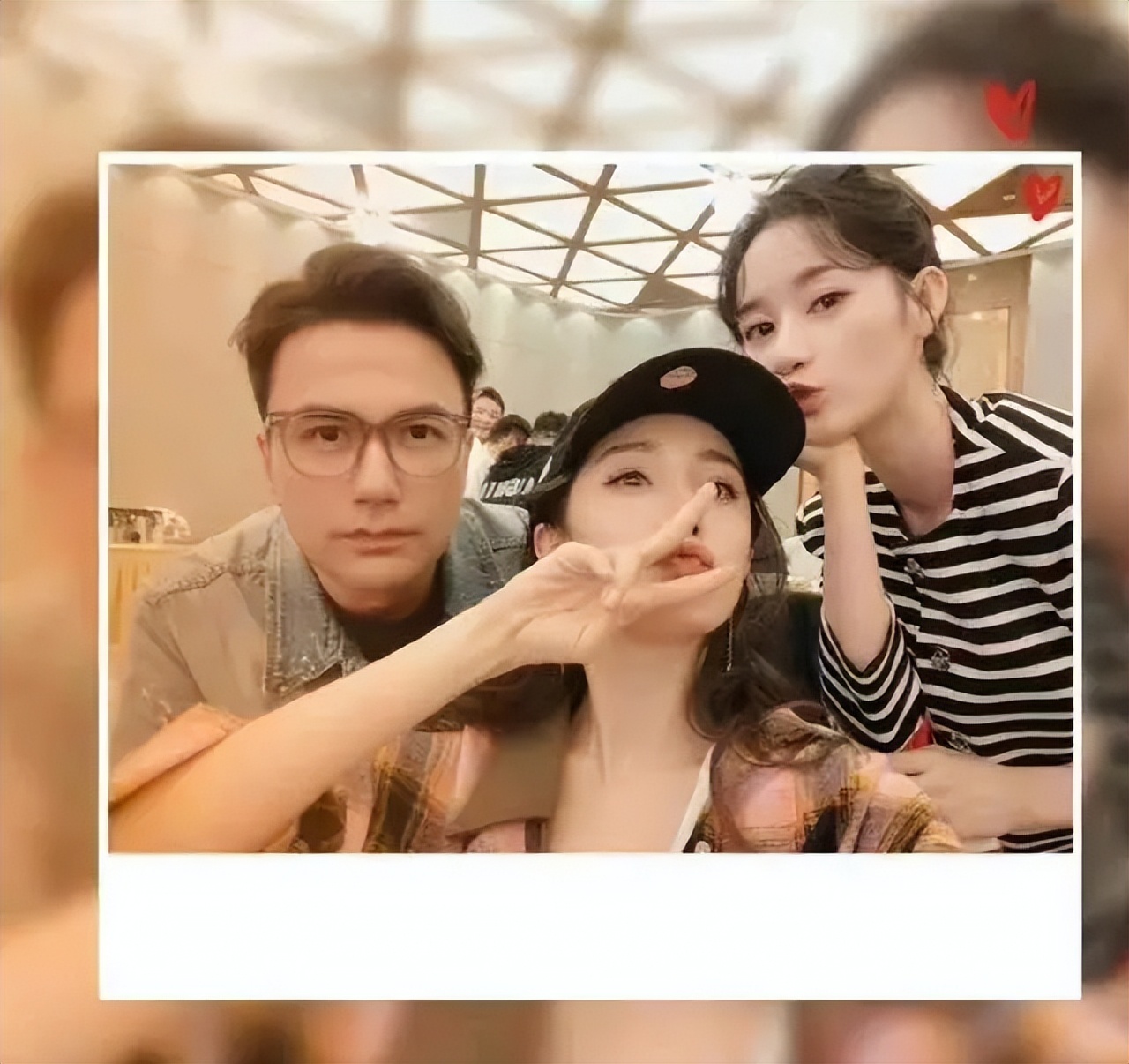 "魔尊重楼"黄志玮拥吻娇小女子,身高差距太大,看着都觉得窒息_关颖