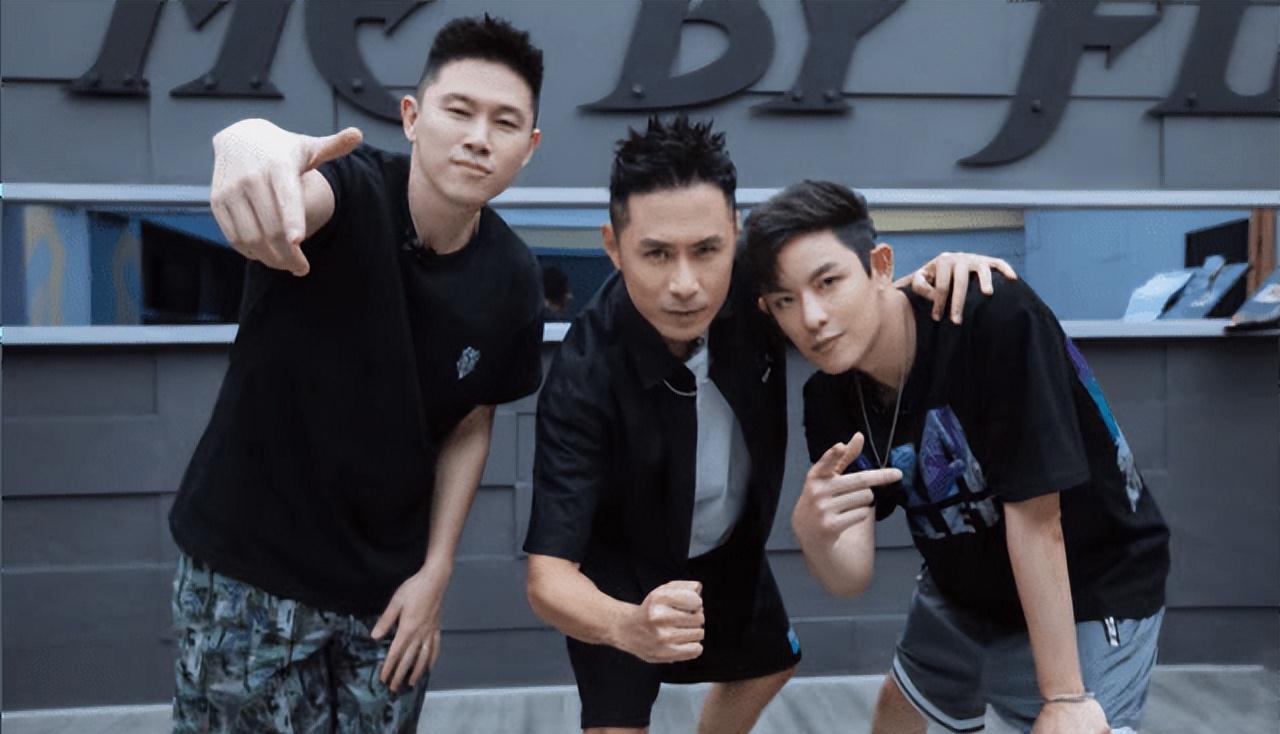 与美女十指紧扣当街拥吻,女方打扮时尚身材苗条_敖犬_棒棒堂_马路