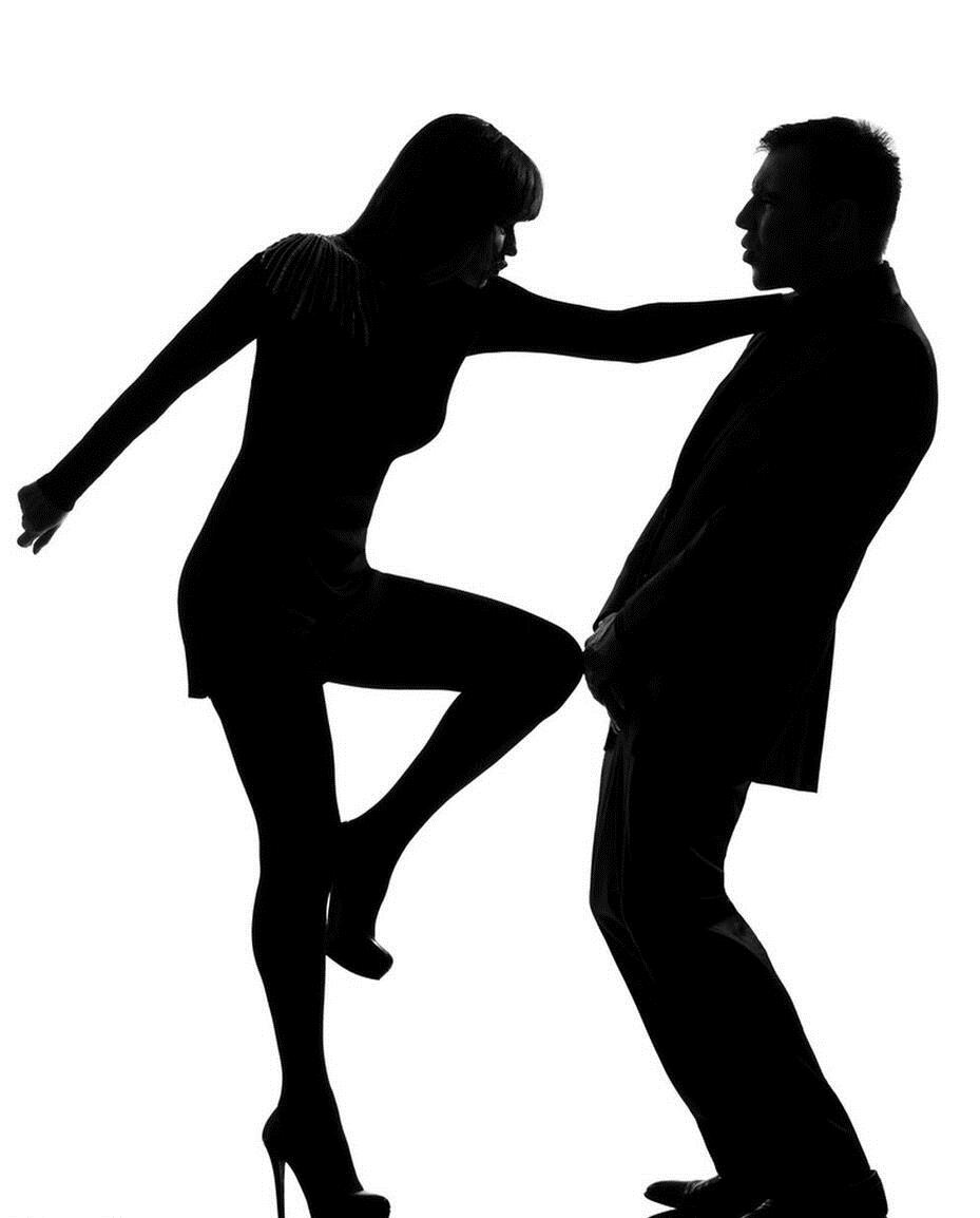 女子防身术猛踢裆部图片