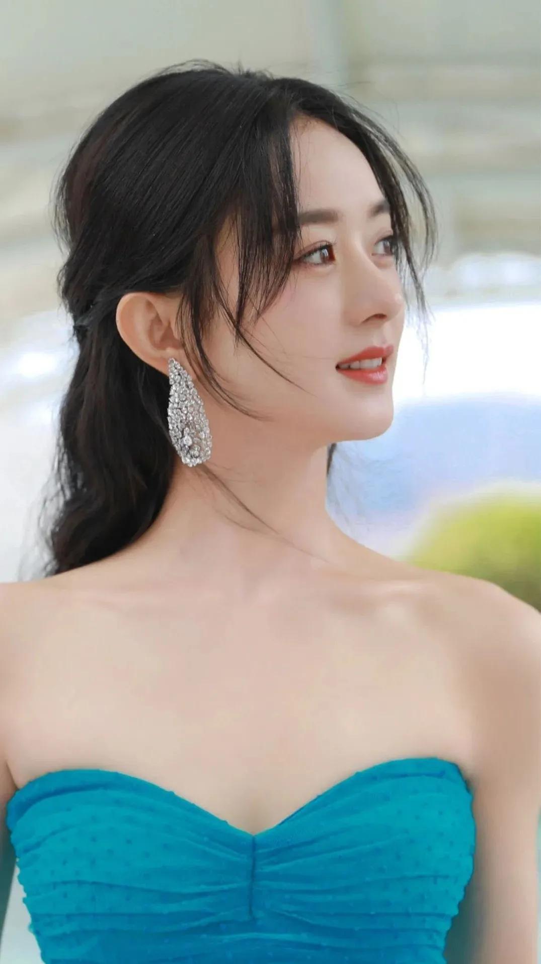 清新可人:赵丽颖的容貌清新自然,有着大眼睛,小圆脸和灵动的笑容.